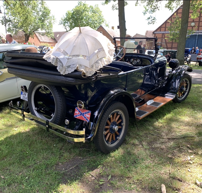 Dodge Brothers 126 Touring Heck mit Sonnenschirm