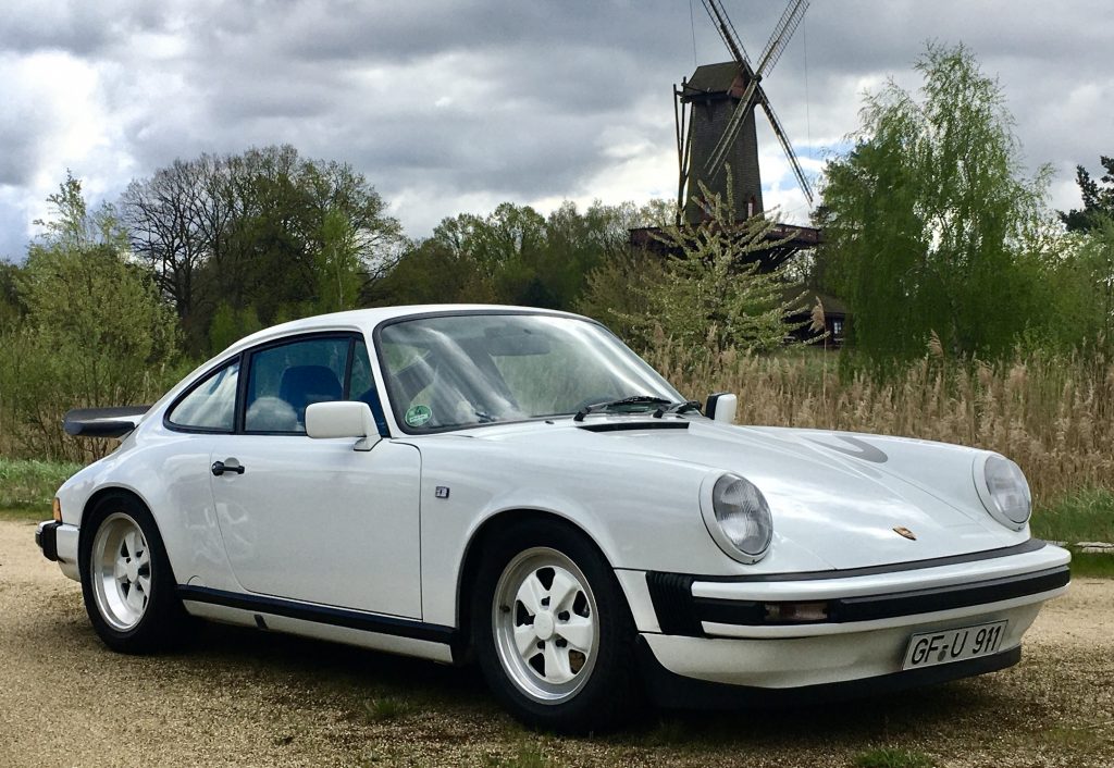 Porsche 911 Carrera vor Windmühle